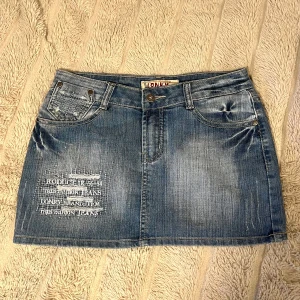 Jeanskjol  - Midjemått: 37cm 💖läs min bio innan ni skriver 