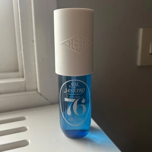 parfym från Sol de Janeiro - Säljer en fräsch och somrig parfym från Sol de Janeiro, endast använd fåtal gånger (se bild), 90ml