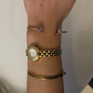 Caroline Svedbom armband - Så fint Caroline Svedbom armband med ljuslila stenar formade som hjärtan😍 så fint skick! Nypris ca 600kr