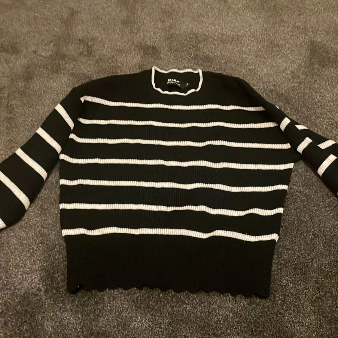 Svart och vit randig tröja från ONLY