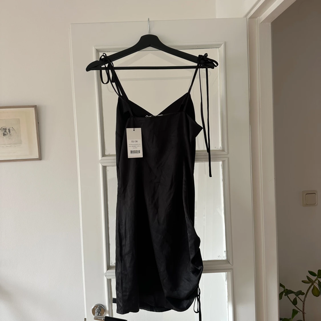 Svart axelbandslös klänning - 1