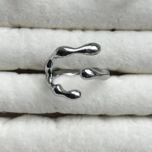 Unik silverring - Säljer en unik och modern ring i silver med en organisk, vågig design. Perfekt för att ge en stilren och konstnärlig touch till din look.