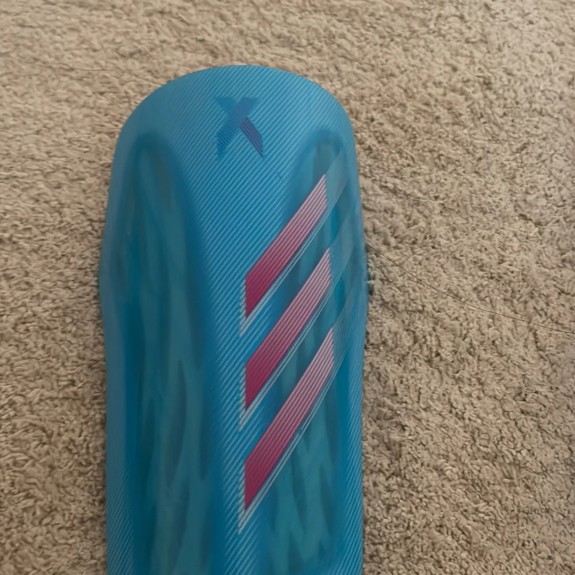 Blå benskydd från Adidas - 2