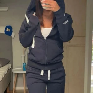 Mörkblått set från Russemerch - Säljer ett mörkblått set från Russemerch med dragkedja och vita snören 🌺Perfekt för en avslappnad stil. Den har långa ärmar och en bekväm passform, Inga tecken på användning och superfint skick 💞💞hör av er vid frågor o kom gärna med bud 💕(båda delarna är storlek S)