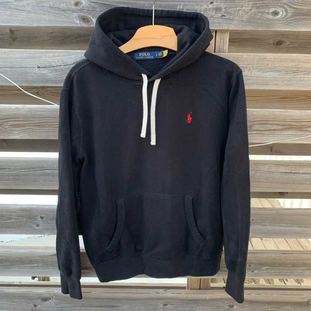 Säljer denna feta Ralph Lauren Hoodie. Storlek S, men är liten i storlek och passar bättre som XS. Den är i ett fint skick. Hör gärna av er vid funderingar🙌. Hupparit & Collegepaidat.
