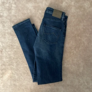  Jacob Cohen  - Jacob Cohen jeans helt nya!                                           W27 passar dig som är 155-165 ny pris ca 6000kr