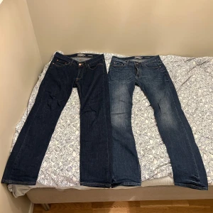 3st Dressman jeans - Strl 31W 32L Alla 3 är i samma modell och har samma passform. Dem är lite för tajta på mig runt låren. Annars är de regular fit.   Dem svarta jeansen har ett ställe på vänster knä där det ser ut som att tillverkaren har råkat sy i lite med vit tråd, inget jag märkte när jag köpte dem tyvärr. 