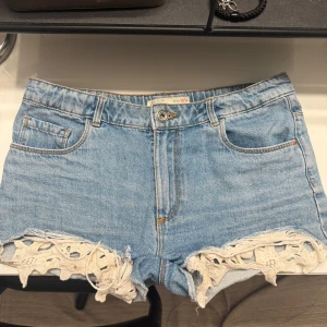Blåa jeansshorts  - Blåa jeans shorts från Zara. Storlek 164 men passar även Xs/32. De har en liten fläck på framsidan som syns på bild 4. Säljer då de inte kommit till användning
