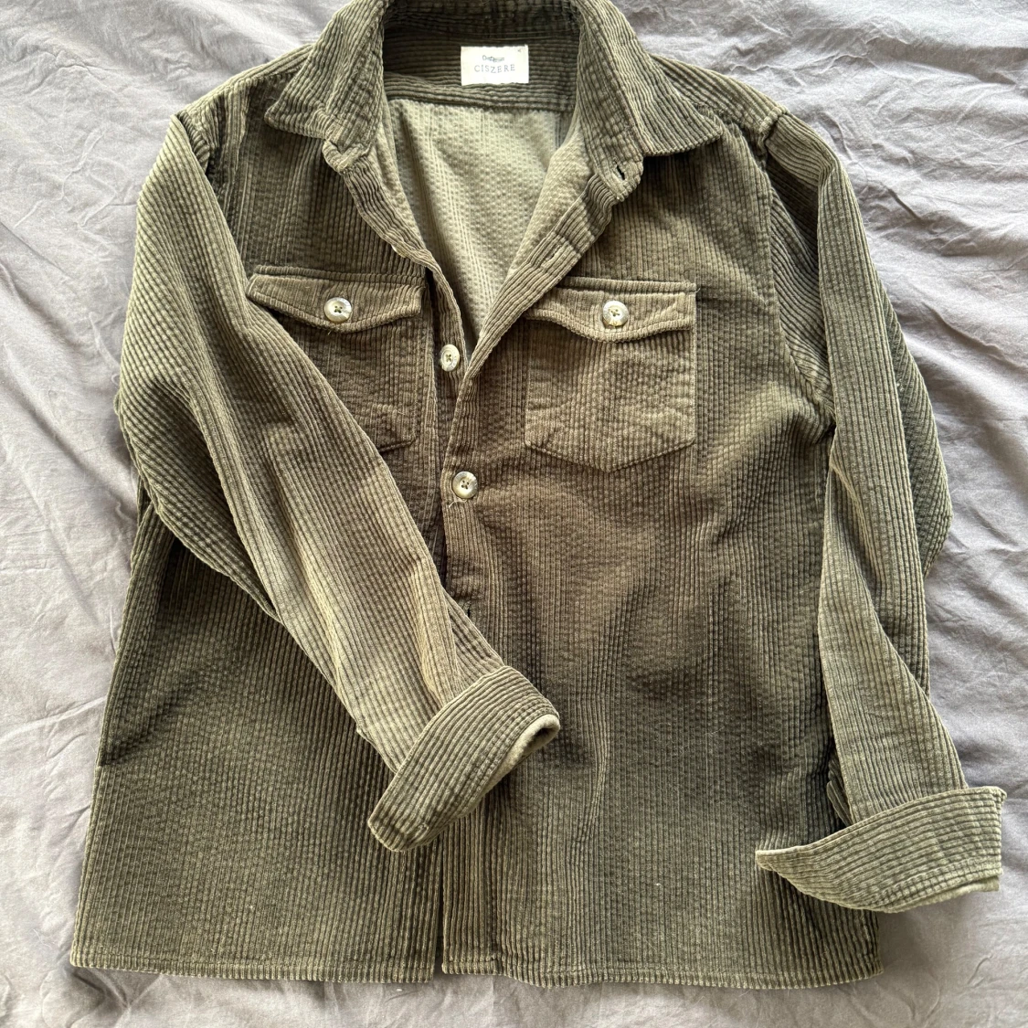 Olivgrön manchester overshirt från Ciszere