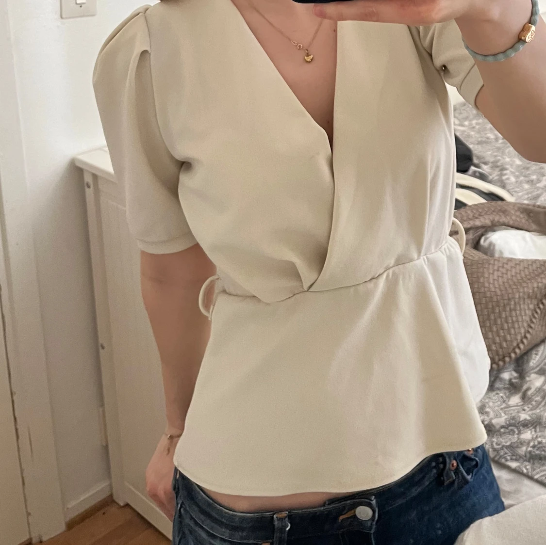 Beige omlottblus med knytband - 1