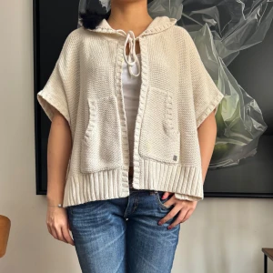 Vit poncho  - Gullig stickad poncho💕 små defekter och fläckar som man kan se på bilderna 