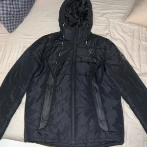 Svart Vinterjacka - En varm vinterjacka, perfekt till vintern och regn. Det finns inga repor, den är i nyskick. 150kr och storlek L.