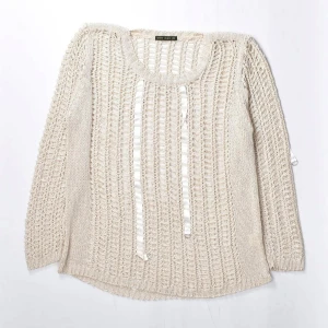 Beige stickad tröja med snörning - Säljer en beige stickad tröja med snygg snörning framtill från Jagro. Storlek 46 och verkligen perfekt oversize för mig som vanligtvis har 38. Pris kan diskuteras!