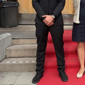 Svart kostymbyxor - Elegant svart kostymbyxor. Perfekt för formella tillfällen. Finns även kavaj till salu. Storlek 31-30