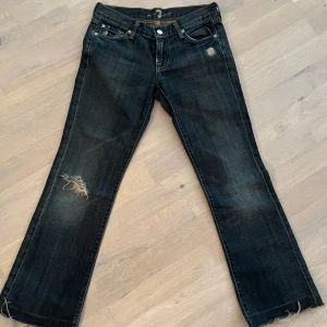 Lågmidjade jeans - Säljer dessa as snygga jeans som tyvär är försmå för mig. De är lågmidjade och bootcut, står att de är i storlek 26😊