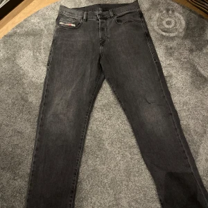 Mörkgråa Diesel Jeans - Snygga grå jeans från Diesel i storlek W29 med en klassisk femficksdesign. De har en rak passform och är tillverkade i en bomullsblandning för extra komfort. Perfekta för en stilren look.