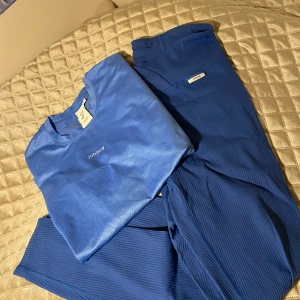 Träningsset från Johaug - Snyggt träningsset med blå t-shirt och blå tights från Johaug. 
