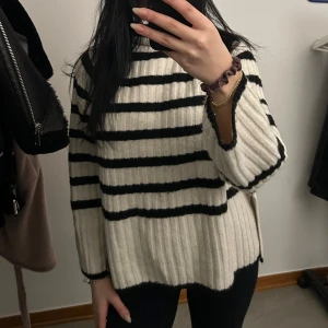 Randig stickad tröja - Stickat tröja med slit