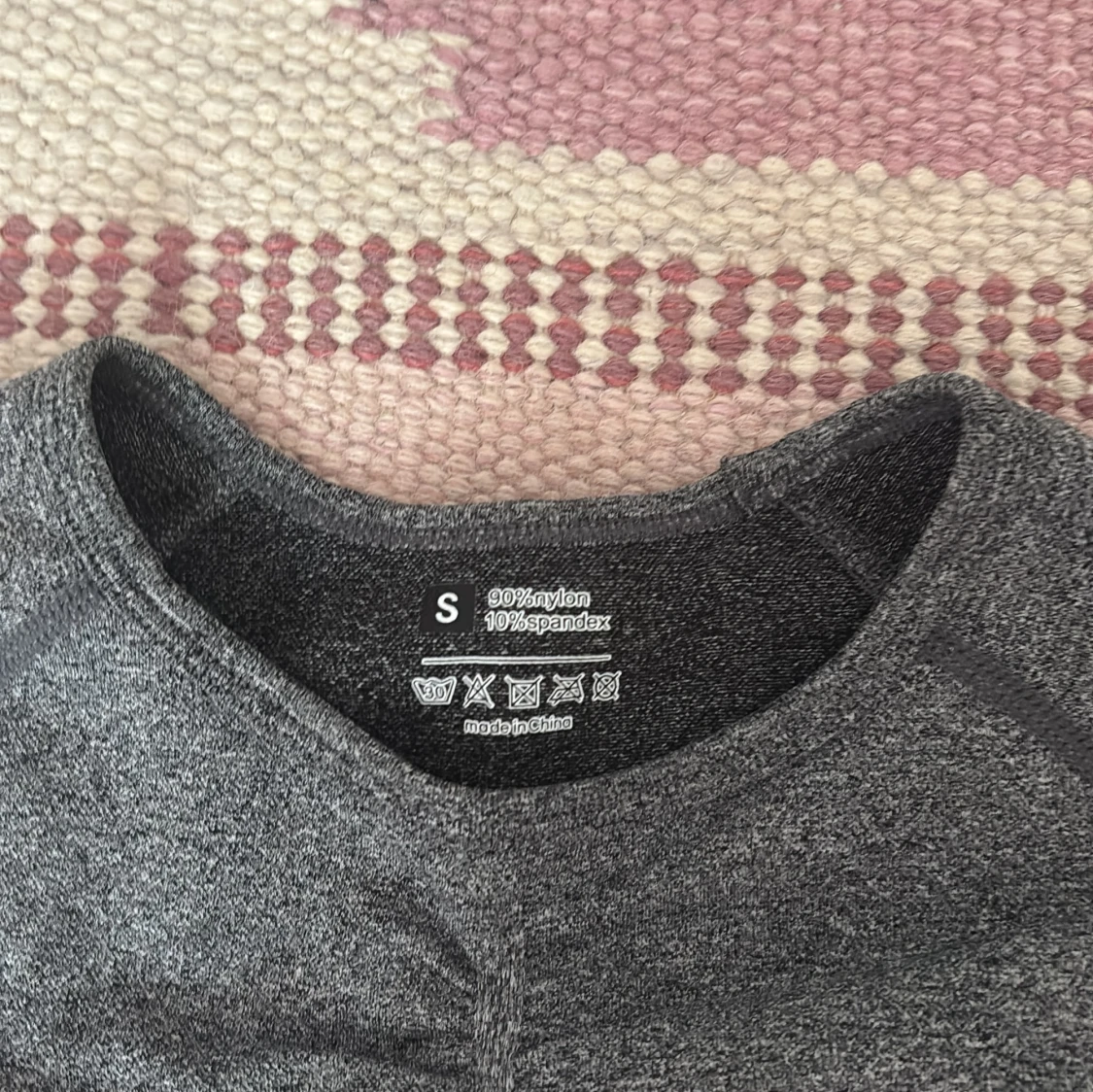 Grå croppad träningstopp och leggings med scrunch - 2