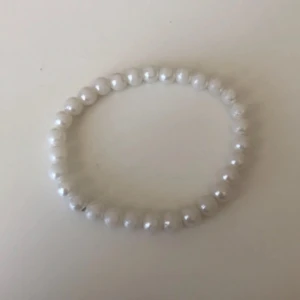Armband - Säljer två silvriga/vita pärlarmband. Färgen har lossnat lite.