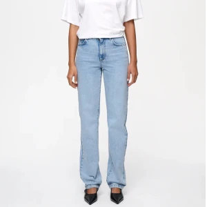 Lis Bonne Straight leg denim - ”Straight leg denim” från Lis Bonne🩵 De är endast använda en gång så i superbra skick!! Stl 36💋Köpta för 1350 kr