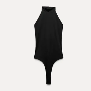 Svart ärmlös body - Snygg svart body med hög hals och ärmlös design. Perfekt för en stilren look. Passar bra till både jeans och kjol. Ett måste i garderoben för en chic outfit. Den är öppen i ryggen!