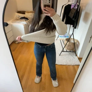 Blåa jeans från Gina med mindre hål, strl 36 - Snygga blå lowwaist bootcut jeans i storlek 36 från Gina! Köpta för 500kr! Prislappen finns kvar!Tre mindre egengjorda hål, väldigt snygga och går enkelt att göra fler! De har en figurnära passform och passar både till vardag men även till mer ”festliga” tillfällen! Jeansen är väldigt sparsamt använda och det finns inga som helst tecken på användning! Skriv för frågor, fler bilder osv 💗💗