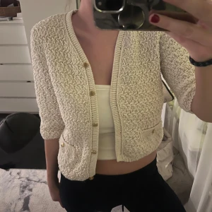 Stickad kofta med guld detaljer  - Super fin och fräsch kofta från Zara, använd typ 1 gång. 