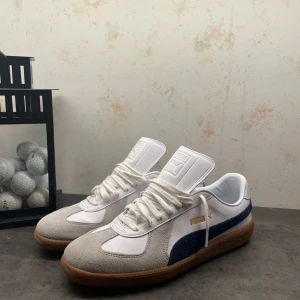 Army trainers/Puma - Hej , säljer nu dessa snygga skor från puma med maison margiela stuk, Säljer pga att dom inte kommer till användning tyvär. Skorna är endast använda 2 gånger så är i stortsätt helt nya och har inget tecken alls på användning 👌Köpta för 999kr,  Kom pm vid minsta fundering