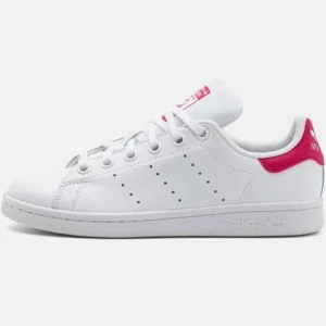 Vita Adidas Stan Smith med rosa detaljer - Snygga och klassiska vita Adidas Stan Smith sneakers med rosa detaljer på hälen. Skorna har en stilren design med snörning och perforerade ränder på sidorna. Perfekta för en avslappnad och trendig look. Storlek 37