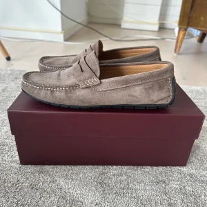 Bruna mockaloafers - Snygga beige/bruna loafers i mocka med klassisk design. Skorna är i mycket bra skick och har använts sparsamt. Nypris ligger på 1499. Kontakta mig vid frågor🤩