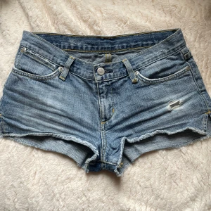 Blå jeansshorts med fransar - Säljer ett par snygga blå jeansshorts nu till våren. Rakt över är den 36 cm🥰