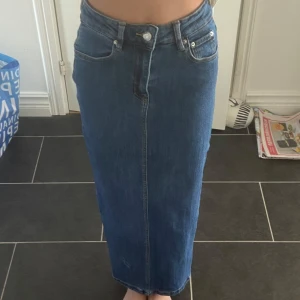 Blå jeanskjol med slits från Gina - Säljer min jeanskjol från Gina Tricot i strl 34. Suuuper fin till sommaren. Passar bra till både sneakers och sandaler.💙