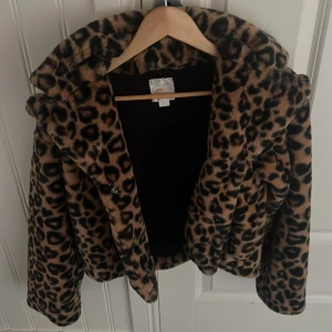 Leopardmönstrad pälsjacka från Gina Tricot - Säljer en snygg leopardmönstrad pälsjacka från Gina Tricot. Jackan har en cool look med långa ärmar och en mjuk känsla. Perfekt för att sticka ut i mängden! Använd 2 gånger då den hann växa ut mig snabbt, pris kan diskuteras, skriv vid funderingar💓