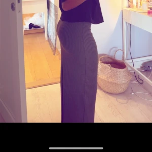 Randig långkjol - Snygg och stilren långkjol med diskreta ränder. Perfekt för en elegant look. Kjolen har en tight passform som framhäver figuren.