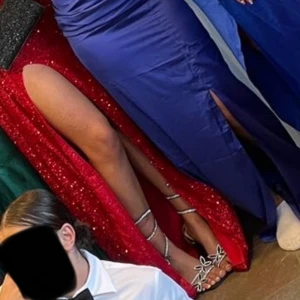 Klackar - Säljer klackarna jag hade på min bal då de inte kommer till användning, använde dem endast en gång. En fjärill som ska sitta på hälen har dock gått av. Original pris 400