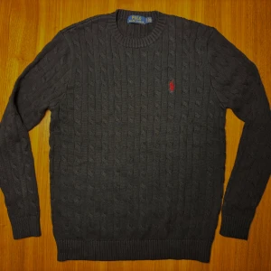 Svart cable knit från Polo Ralph Lauren - Säljer en stilren svart stickad tröja från Polo Ralph Lauren med kabelstickat mönster. Erbjud pris