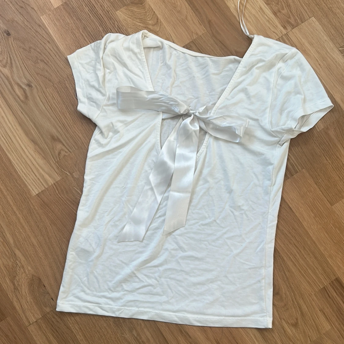 Vit kortärmad topp med rosett - 1