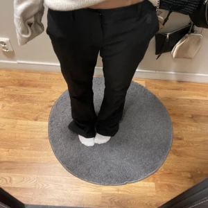 Svarta kostymbyxor - Snygga svarta kostymbyxor med en klassisk passform. Några slitningar längst ner men inget som syns med skor. 