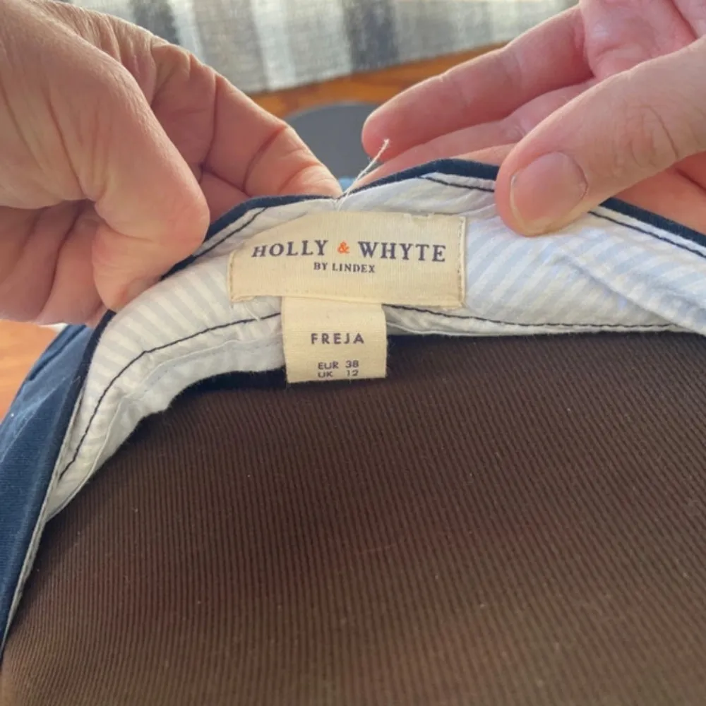 Snygga mörkblå byxor från Holly & Whyte by Lindex. De har en klassisk design med lite slim men raka ben. Perfekta för en stilren look.. Farkut & Housut.