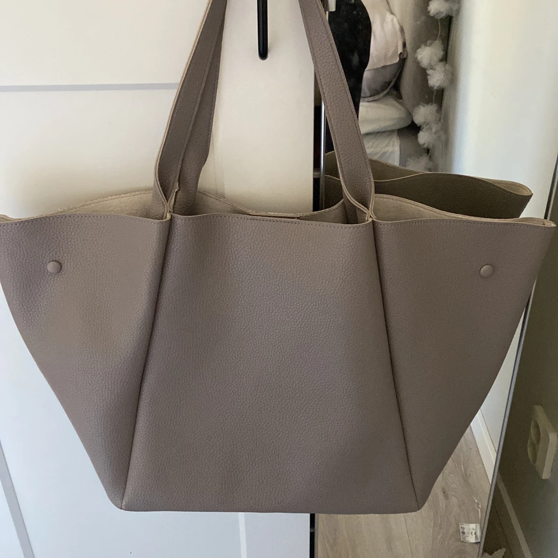 Beige/grå axelväska