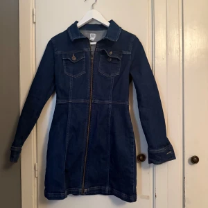 Skit snygg jeansklänning - Har inte kommit till användning, den ör så snygg så vill gärna att den ska komma till användning hos nån annan!!