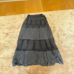 Blå långkjol! 💙 - Säljer denna jätte gulliga blå långkjol med vackra spetsdetaljer. Lite lite sönder längst ner av kjolen men syns inte! Köpt för 350kr men säker för 150kr, finns ingen storlek men jag skulle säga xss! 🥰