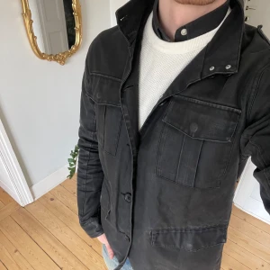 Svart field jacket - Riktigt snygg svart safarijacka. Storlek L. Bra skick! Skicka prisförslag!