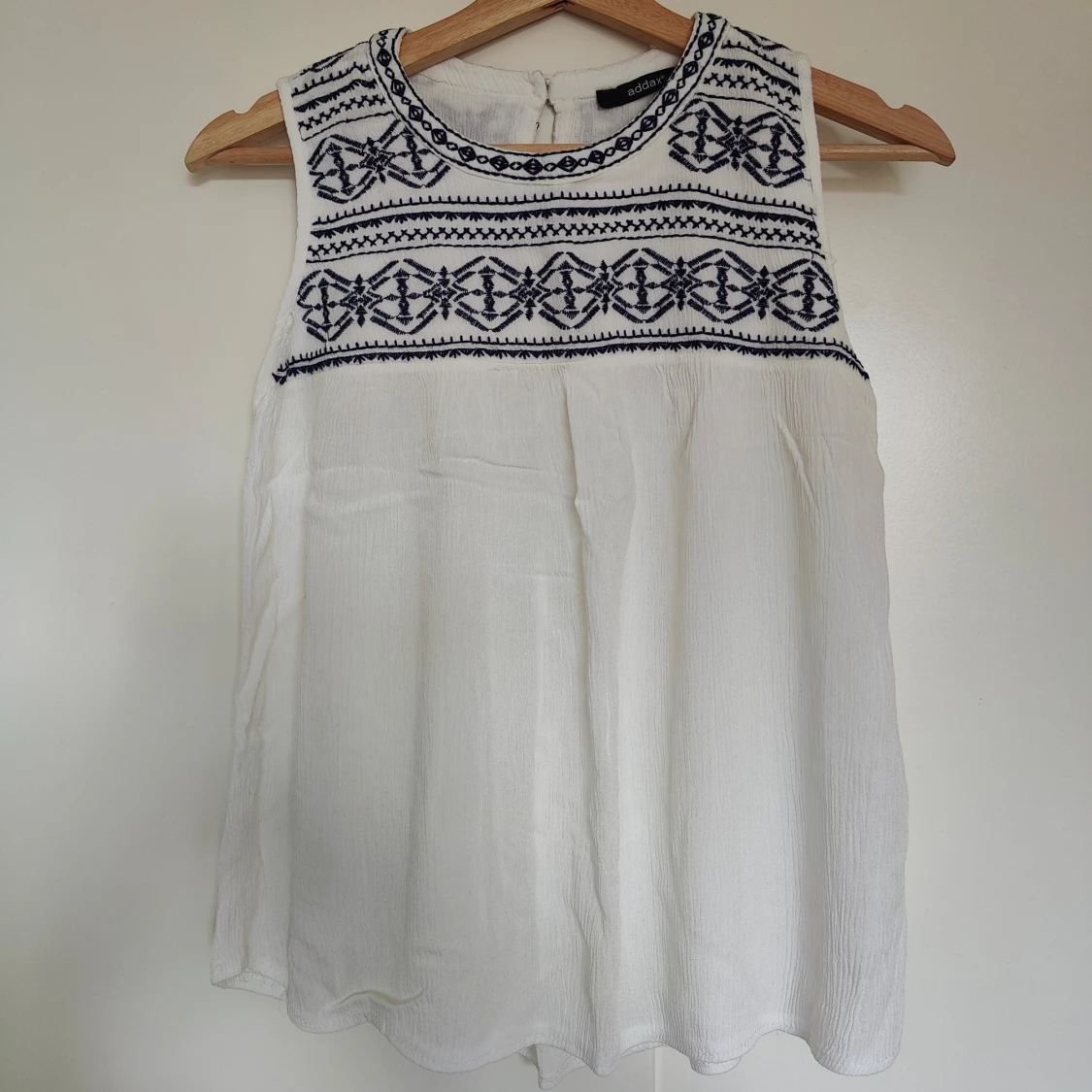 Vit ärmlös blus med broderi