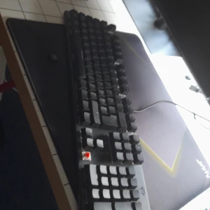 Svart mekaniskt tangentbord - Säljer ett svart mekaniskt tangentbord med en avtagbar tangent. Tangentbordet har en stilren design och är perfekt för gaming. Ny priss 500 kr.
