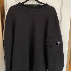 CP Company  - Hej, säljer en sjukt snygg tröja från CP Company i fint skick. Nypris 2399kr  Storlek XL men passar mer L, har vanligtvis large i allt annat  Hämtas i Stockholm eller fraktas spårbart på köparens bekostnad  Supreme, Stone Island , arcteryx