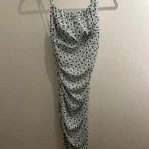 Blommig klänning🌸 - Tajt blå blommig klänning från shein🌸 använd fåtal gånger och är som ny🌸