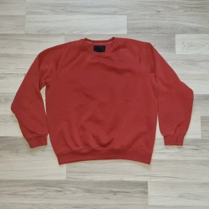 Röd sweatshirt från 157 - Säljer en röd sweatshirt från 157 i storlek S. Tröjan har en klassisk design med rund hals och långa ärmar. Perfekt för en avslappnad stil.