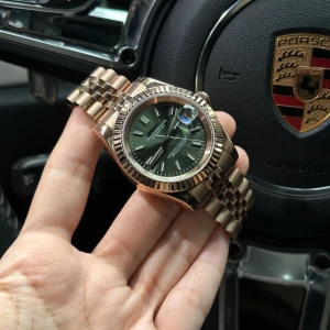 Seiko Olive Rose Datejust Klocka - Nu är denna Olive Datejust mod färdigbyggd och till salu! (Custom-made.) Diameter: 39 mm eller 36 mm | Tjocklek: 12 mm | Automatiskt NH35A-urverk | Safirglas (reptåligt) | 316L stålboett & armband | 3 ATM vattentålighet | Genomskinlig baksida (kristall) | Klocklåda & verktygskit ingår. Frågor? DM!